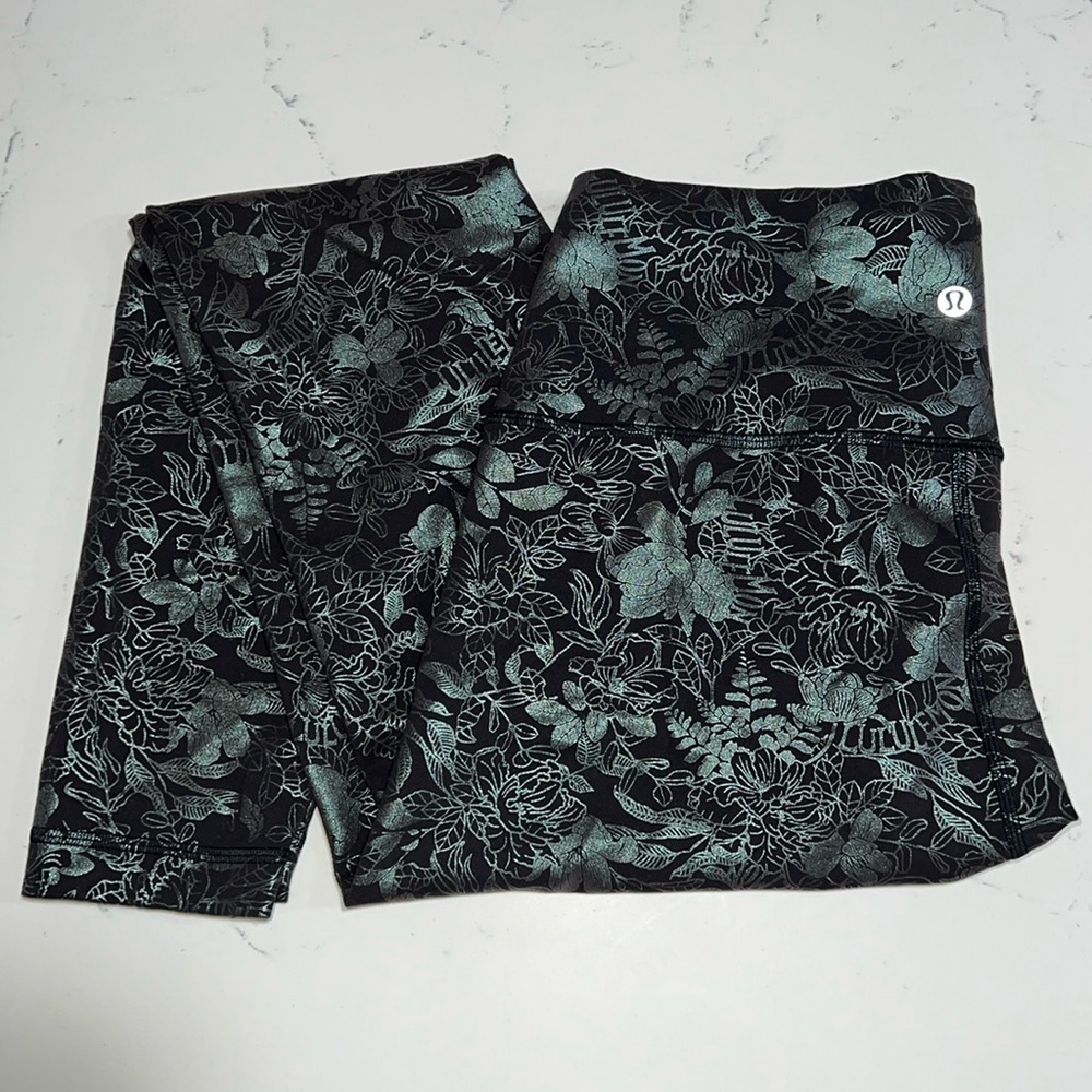 Lululemon Wunder Train High-Rise Tight 25" *Foil
Logo Flourish Black Iridescent